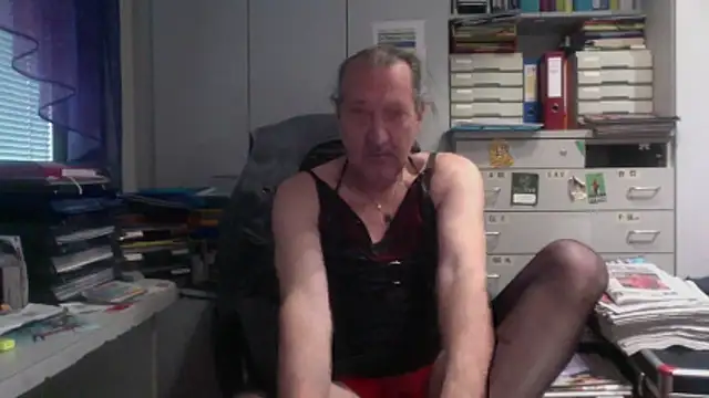 Snapshot of HMStraps01 chatting on December 2025 12:23:02 PM HMStraps01 online show from December 2025 12:23:02 PM