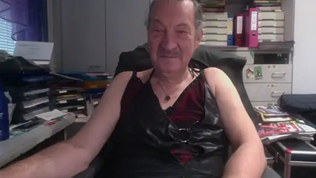 Snapshot of HMStraps01 chatting on January 2026 01:04:02 PM HMStraps01 online show from January 2026 01:04:02 PM