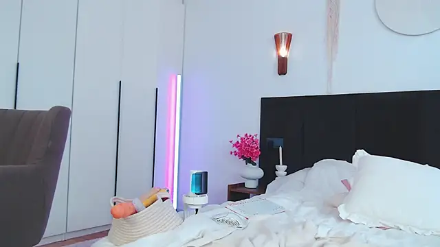 LunaticaBae online show from April 2026 07:56:01 AM