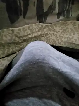 Snapshot of skiciyunis chatting on November 2025 09:53:01 PM skiciyunis online show from November 2025 09:53:01 PM