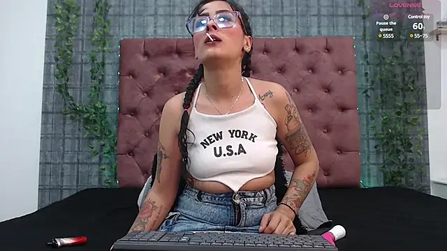 Snapshot of Mia__coluccy chatting on February 2025 03:04:01 AM Mia coluccy online show from February 2025 03:04:01 AM