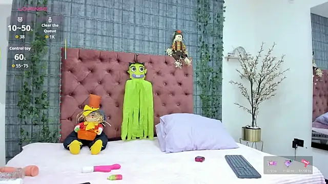 Snapshot of Mia__coluccy chatting on October 2025 12:47:02 AM Mia coluccy online show from October 2025 12:47:02 AM