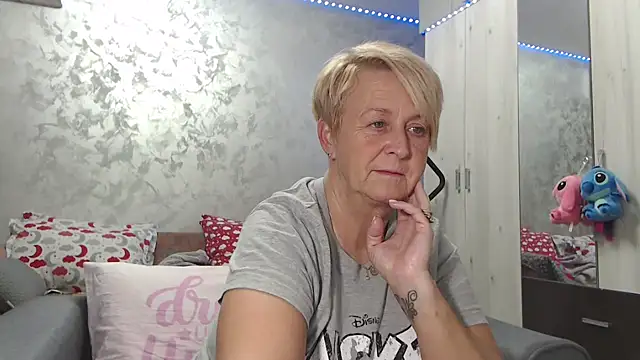 Snapshot of RosesandLillies chatting on April 2026 04:00:02 PM RosesandLillies online show from April 2026 04:00:02 PM