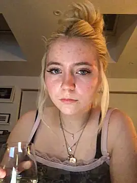 Snapshot of Blondie_Sofia_Essexbabe chatting on March 2025 11:23:02 PM Blondie Sofia Essexbabe online show from March 2025 11:23:02 PM