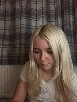 Snapshot of Blondie_Sofia_Essexbabe chatting on September 2025 11:43:01 PM Blondie Sofia Essexbabe online show from September 2025 11:43:01 PM