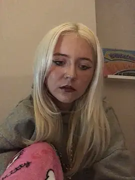 Snapshot of Blondie_Sofia_Essexbabe chatting on November 2025 12:55:02 AM Blondie Sofia Essexbabe online show from November 2025 12:55:02 AM