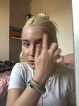 Snapshot of Blondie_Sofia_Essexbabe chatting on November 2025 12:48:02 PM Blondie Sofia Essexbabe online show from November 2025 12:48:02 PM