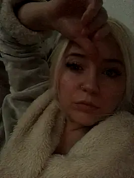 Snapshot of Blondie_Sofia_Essexbabe chatting on November 2025 09:21:01 AM Blondie Sofia Essexbabe online show from November 2025 09:21:01 AM