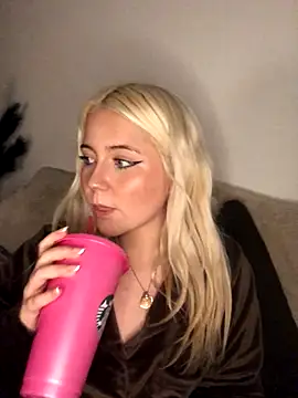 Snapshot of Blondie_Sofia_Essexbabe chatting on December 2025 11:33:02 PM Blondie Sofia Essexbabe online show from December 2025 11:33:02 PM