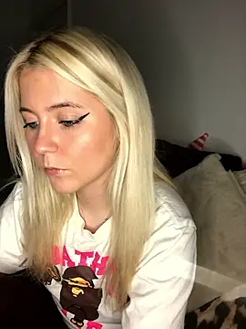 Snapshot of Blondie_Sofia_Essexbabe chatting on January 2026 11:43:02 PM Blondie Sofia Essexbabe online show from January 2026 11:43:02 PM