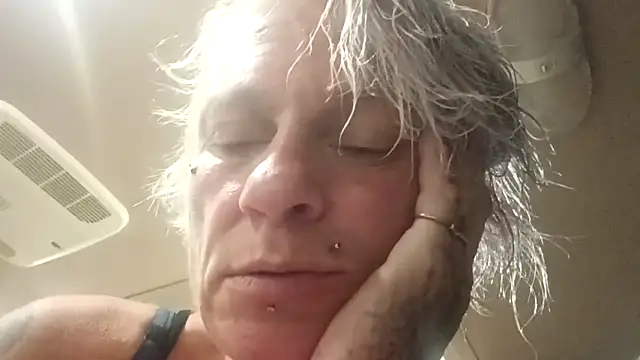 Snapshot of MfMwTrinity chatting on November 2025 03:18:02 AM MfMwTrinity online show from November 2025 03:18:02 AM