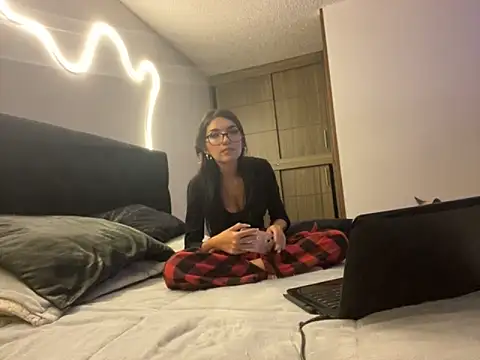 Snapshot of DesireLuxe chatting on September 2025 05:34:01 AM DesireLuxe online show from September 2025 05:34:01 AM