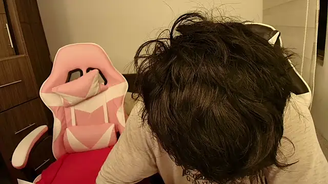 Snapshot of DesireLuxe chatting on November 2025 05:43:02 AM DesireLuxe online show from November 2025 05:43:02 AM