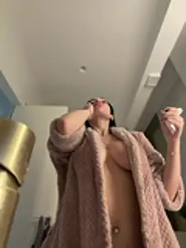 Mia Splash online show from April 2026 03:12:01 PM