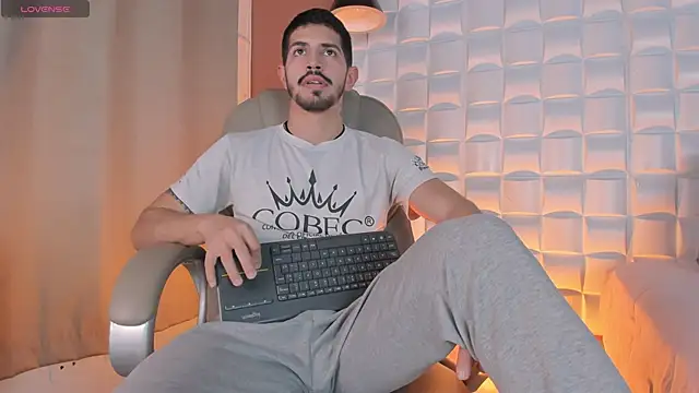 AlejandroStormm online show from March 2026 10:49:01 PM