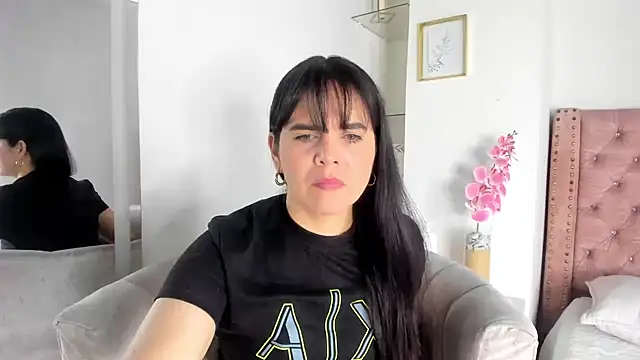 laura hotties online show from July 2026 01:51:01 PM