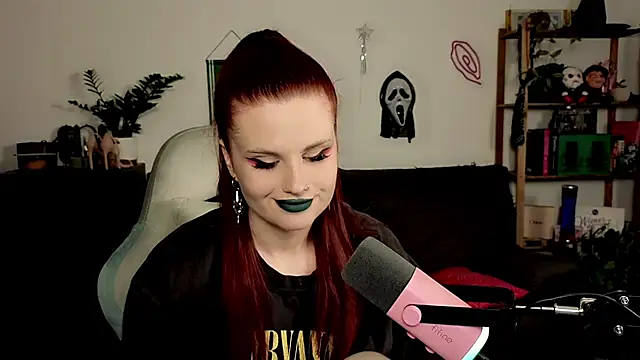 Snapshot of Della_Ideal chatting on December 2025 06:15:01 PM Della Ideal online show from December 2025 06:15:01 PM