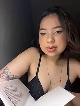 Snapshot of KiaraCut chatting on April 2026 01:25:02 AM KiaraCut online show from April 2026 01:25:02 AM