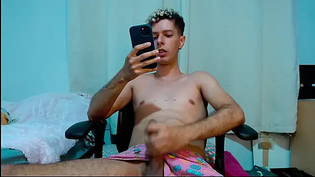 Snapshot of blondetwink chatting on February 2025 03:44:02 AM blondetwink online show from February 2025 03:44:02 AM