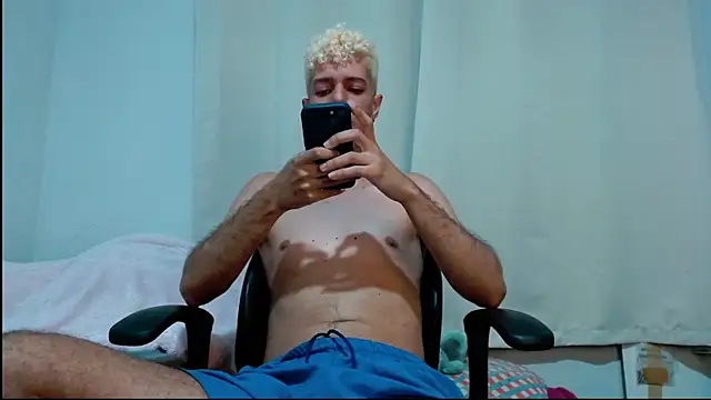 Snapshot of blondetwink chatting on February 2025 10:50:02 PM blondetwink online show from February 2025 10:50:02 PM