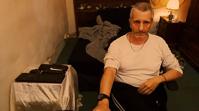 maxdaddy690 online show from October 2025 09:12:02 PM