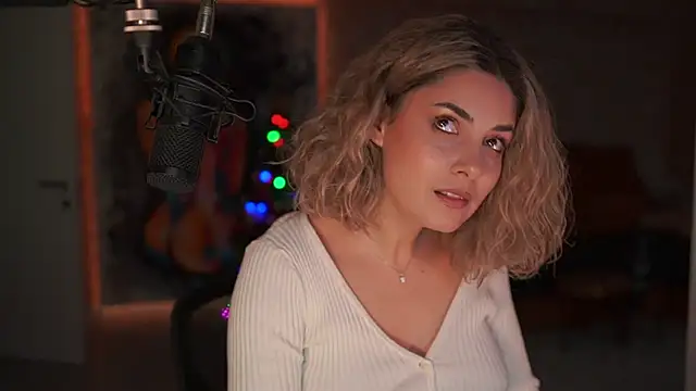 Snapshot of _Allie_ chatting on December 2025 01:16:01 PM Allie online show from December 2025 01:16:01 PM