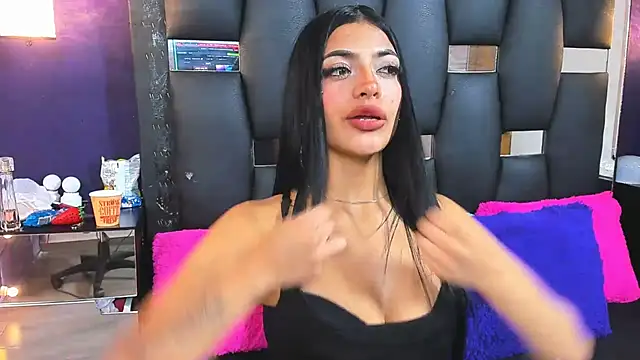 Snapshot of EMYCLARK01 chatting on September 2025 01:06:02 AM EMYCLARK01 online show from September 2025 01:06:02 AM