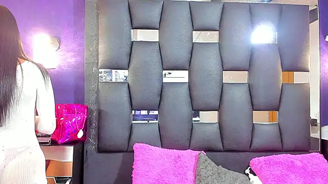 EMYCLARK01 online show from January 2026 02:13:01 AM