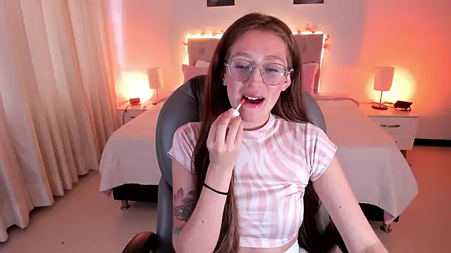 Snapshot of Emily_Warren_ chatting on October 2025 07:33:02 PM Emily Warren online show from October 2025 07:33:02 PM