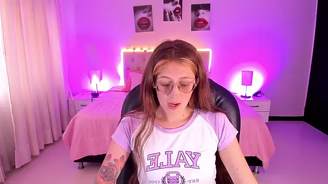 Snapshot of Emily_Warren_ chatting on January 2026 07:28:02 PM Emily Warren online show from January 2026 07:28:02 PM