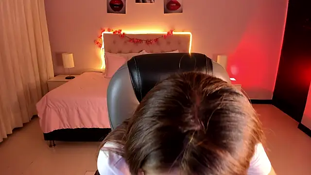 Emily Warren  online show from April 2026 09:19:01 PM