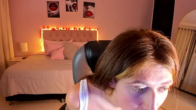 Emily Warren  online show from April 2026 09:05:01 PM