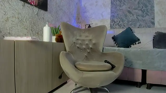 Liannaa  online show from October 2025 11:41:02 AM