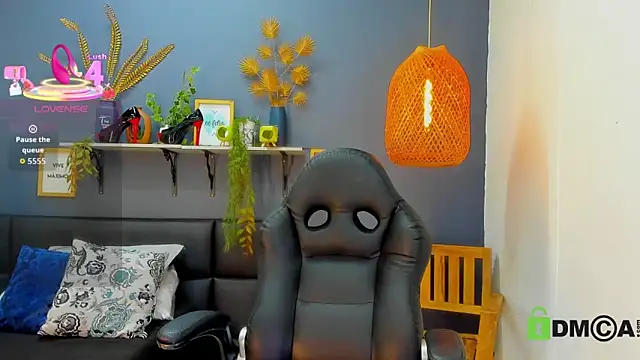 yessila parker online show from April 2026 09:21:01 AM