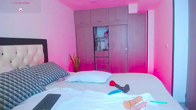 Snapshot of CarolinneFiotti chatting on September 2025 04:01:01 PM CarolinneFiotti online show from September 2025 04:01:01 PM