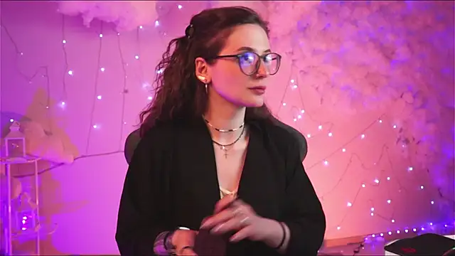 Snapshot of OliviaMcClean chatting on March 2025 04:24:01 PM OliviaMcClean online show from March 2025 04:24:01 PM