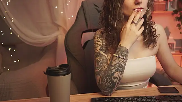 Snapshot of OliviaMcClean chatting on October 2025 11:22:01 AM OliviaMcClean online show from October 2025 11:22:01 AM