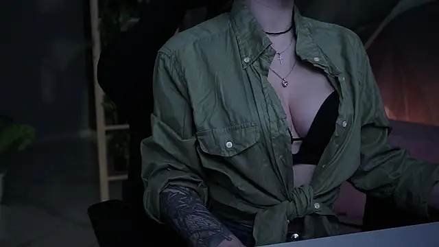 Snapshot of OliviaMcClean chatting on November 2025 05:40:01 AM OliviaMcClean online show from November 2025 05:40:01 AM