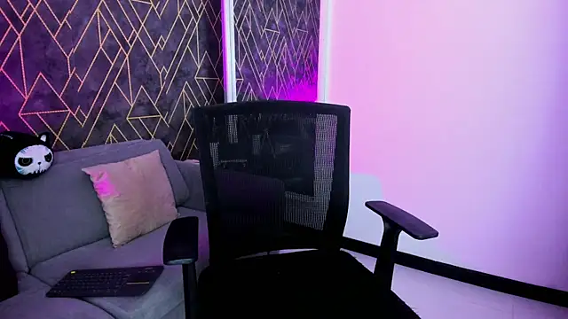 Snapshot of Tahara_Romanov chatting on November 2025 03:56:02 PM Tahara Romanov online show from November 2025 03:56:02 PM