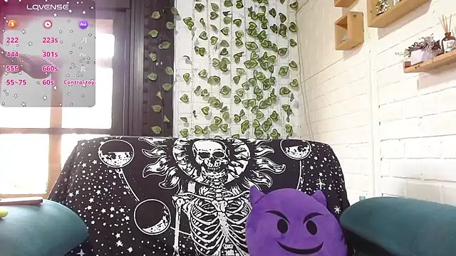 Snapshot of LiraSonnett chatting on September 2025 09:27:01 PM LiraSonnett online show from September 2025 09:27:01 PM