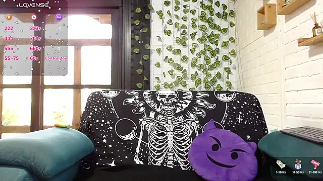 Snapshot of LiraSonnett chatting on September 2025 09:18:01 PM LiraSonnett online show from September 2025 09:18:01 PM