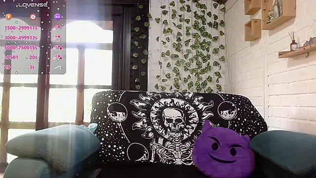 Snapshot of LiraSonnett chatting on October 2025 09:27:02 PM LiraSonnett online show from October 2025 09:27:02 PM