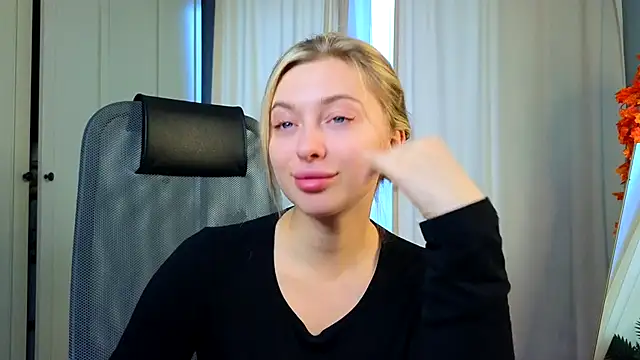 Snapshot of christie_luv chatting on November 2025 10:15:02 AM christie luv online show from November 2025 10:15:02 AM