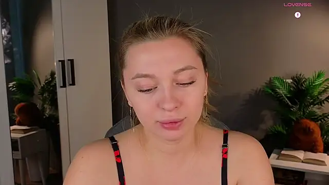 Snapshot of christie_luv chatting on February 2026 11:05:02 AM christie luv online show from February 2026 11:05:02 AM