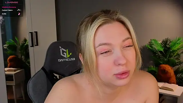 Snapshot of christie_luv chatting on February 2026 11:06:02 AM christie luv online show from February 2026 11:06:02 AM