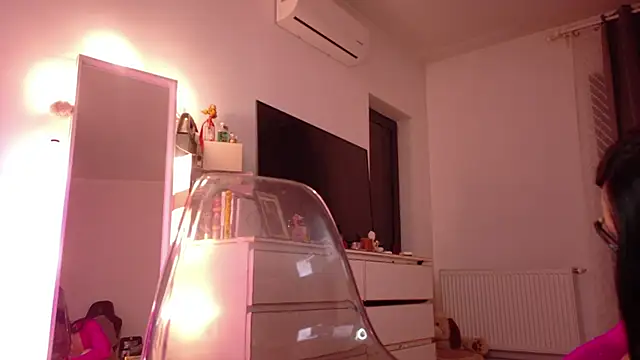 Snapshot of MiaKnoxxx chatting on December 2025 09:44:01 PM MiaKnoxxx online show from December 2025 09:44:01 PM