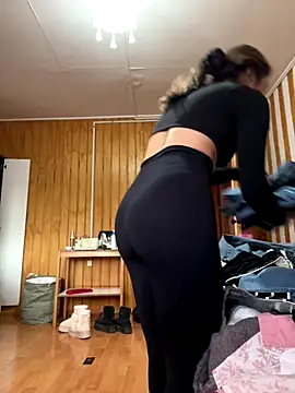 Snapshot of floooohv chatting on October 2025 11:18:01 PM floooohv online show from October 2025 11:18:01 PM