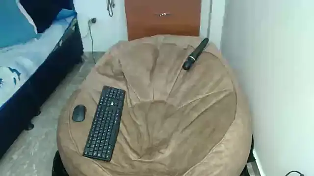 Snapshot of KratosAfroditacs chatting on September 2025 12:37:02 AM KratosAfroditacs online show from September 2025 12:37:02 AM