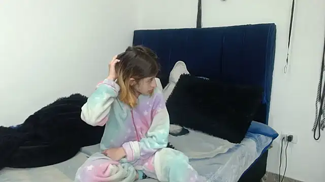 Snapshot of KratosAfroditacs chatting on October 2025 12:44:02 AM KratosAfroditacs online show from October 2025 12:44:02 AM