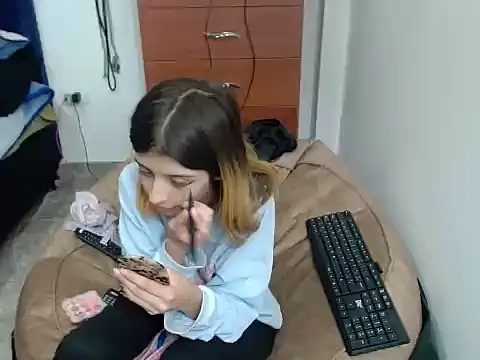 Snapshot of KratosAfroditacs chatting on November 2025 02:33:01 AM KratosAfroditacs online show from November 2025 02:33:01 AM